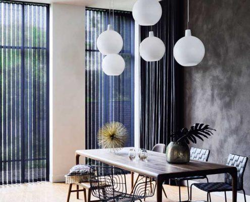 Donkere verticale lamellen