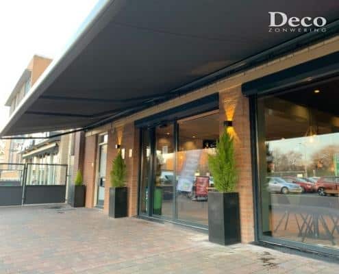Zonnescherm bij cafetaria Zonnescherm bij cafetaria