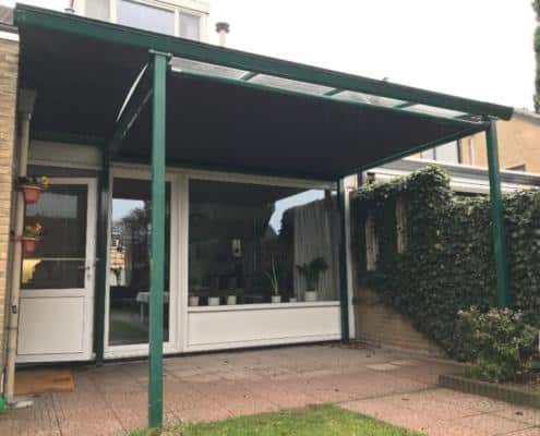 Doek zonwering onder een veranda Doek zonwering onder een veranda
