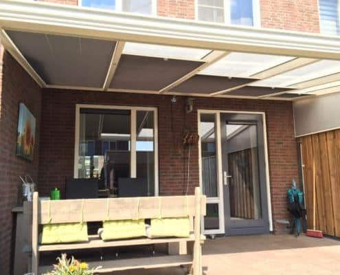 Zonwering plisse onder een veranda Zonwering plisse onder een veranda