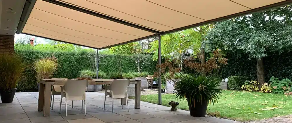 grote-terrasoverkapping-plaza-viva uitschuifbare terrasoverkapping van doek