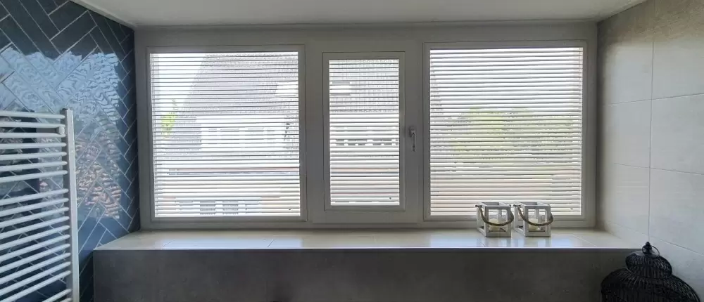 Raamdecoratie-badkamer Raamdecoratie voor de badkamer