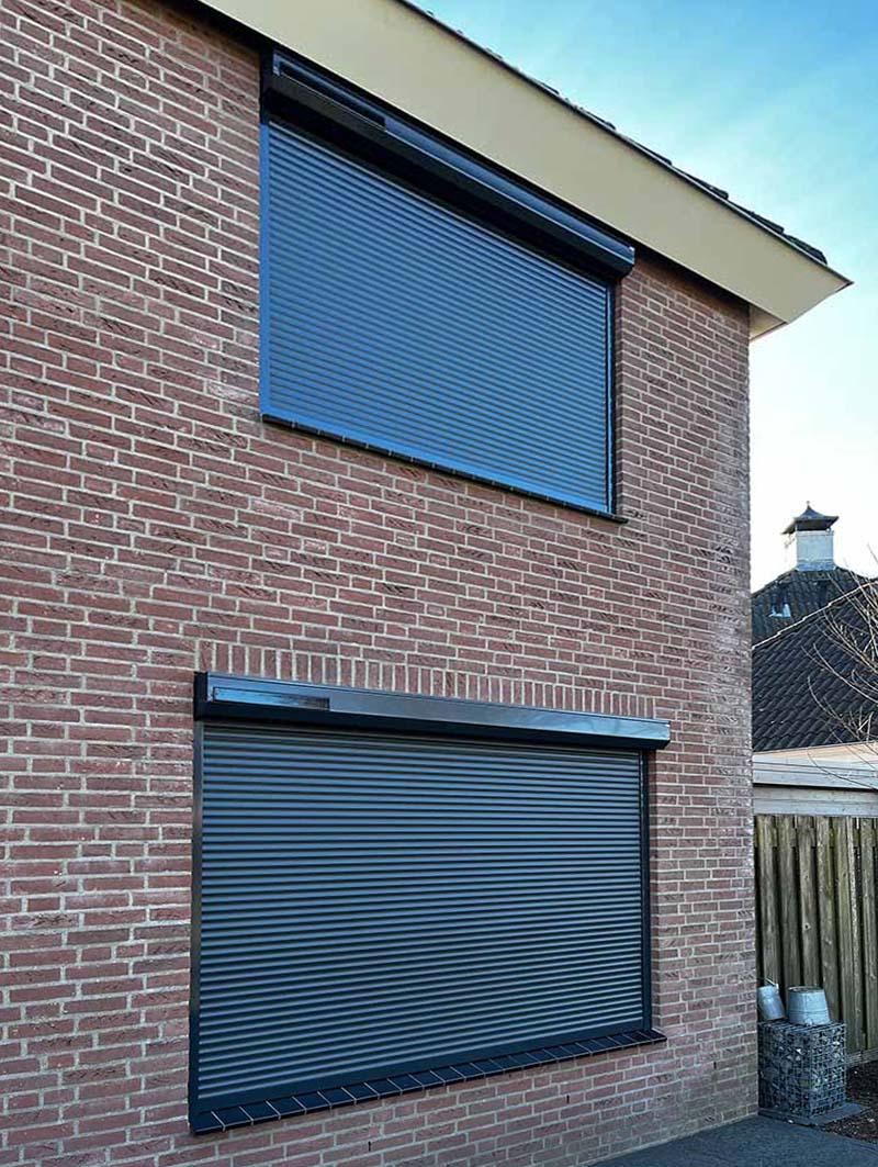solar-rolluiken-somfy-heesch-deco-zonwering- Deco Zonwering heeft deze vrijstaande woning in Heesch mogen voorzien van Somfy Solar rolluiken.