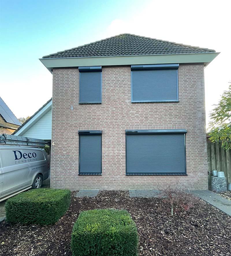 Deco Zonwering heeft deze vrijstaande woning in Heesch mogen voorzien van Somfy Solar rolluiken.