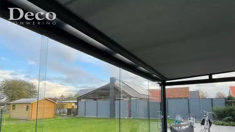 Tuinkamer met schuifbare glaswanden en geïntegreerde zonwering van Deco Zonwering