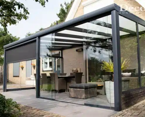 tuinkamer met glaswanden en screens