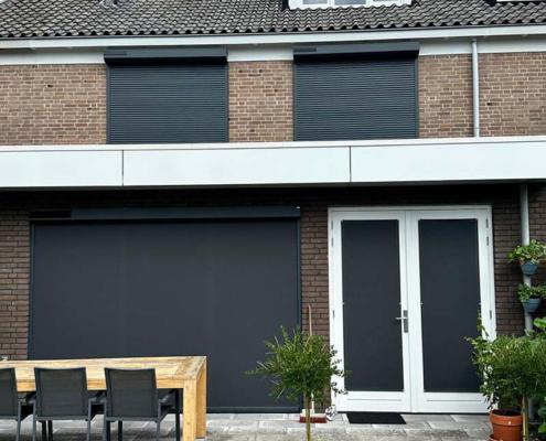 screendoek-op-deur-en-somfy-solar-screen-en-rolluiken-deco-zonwering Heroal Somfy Solar screen en twee Heroal Mini-E rolluiken met Somfy Solar bediening