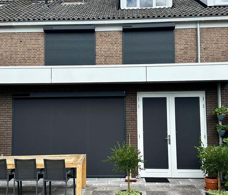 Heroal Somfy Solar screen en twee Heroal Mini-E rolluiken met Somfy Solar bediening