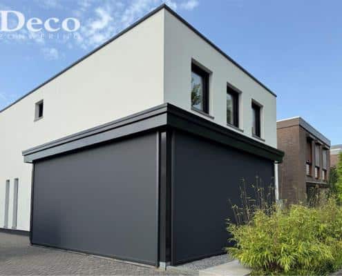 moderne, zwarte screens voor grote raampartij