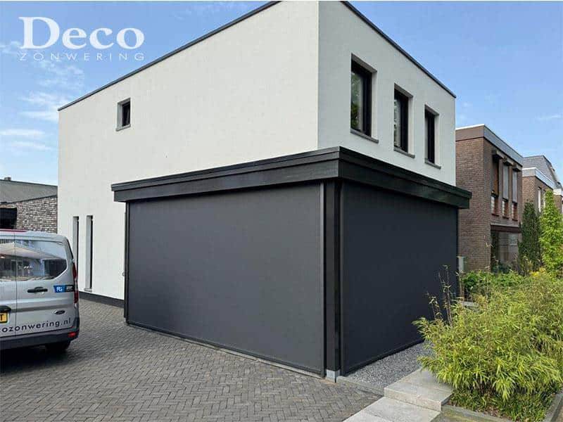 zwarte-windvaste-screens-grote-ramen-deco-zonwering strakke zonwering voor grote ramen in de vorm van zwarte screens