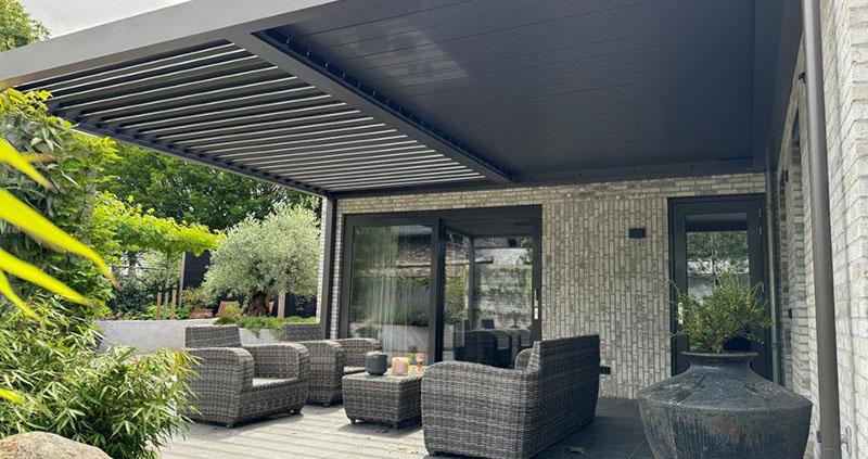 stobag-bavona-kantelbare-lamellen-deco-zonwering-expert Stobag Bavona terrasoverkapping half gesloten