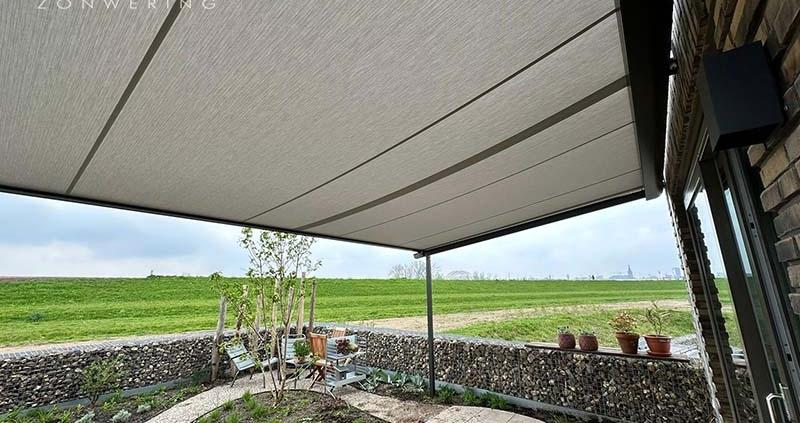 stobag-pergolino-terrasoverkapping-bestand-tegen-windvlagen Terrasoverkapping Stobag Pergolino met Somfy automatisering, bestand tegen harde windvlagen.