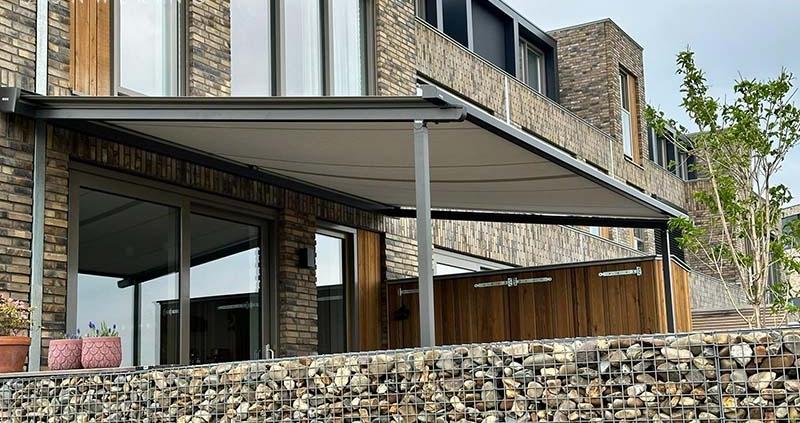 stobag-pergolino-terrasoverkapping-windbestendig-deco-zonwering Stobag Pergolino zonnescherm met Somfy automatisering, super windvast