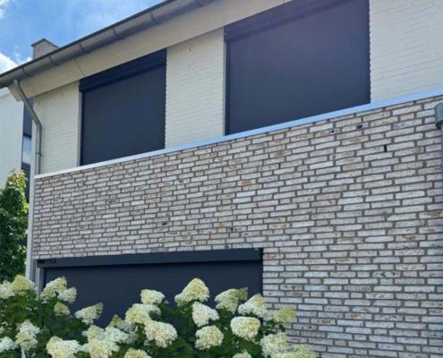 Stijlvol antraciet screens van topmerk Heroal, voorzien van Somfy Solar bediening