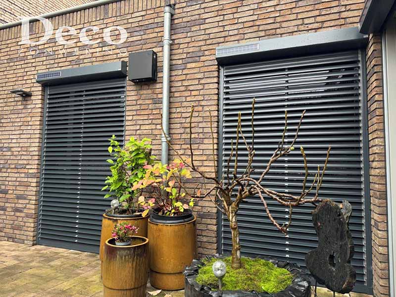 Deco Zonwering plaatst energiezuinige rolluiken met kantelbare lamellen in Oss