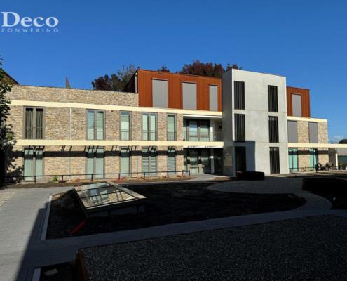 windvaste screen exacte kleur kozijn hof van heesch Windvaste screens voor nieuwbouw appartementen in Heesch