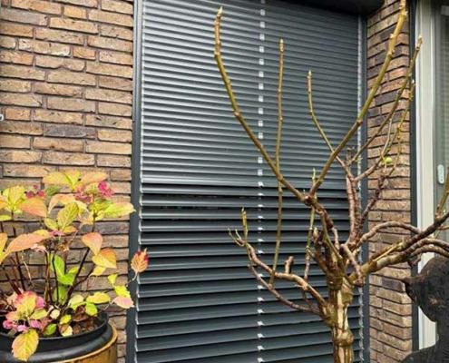 zelf lichtinval regelen solar jaloezie rolluiken Deco Zonwering plaatst energiezuinige rolluiken met kantelbare lamellen in Oss