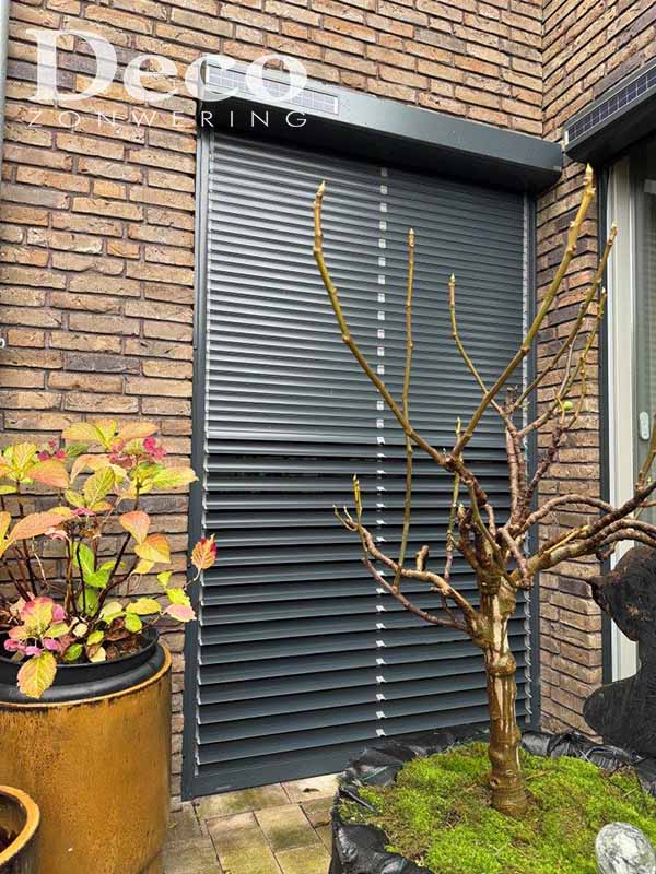 zelf lichtinval regelen solar jaloezie rolluiken Deco Zonwering plaatst energiezuinige rolluiken met kantelbare lamellen in Oss
