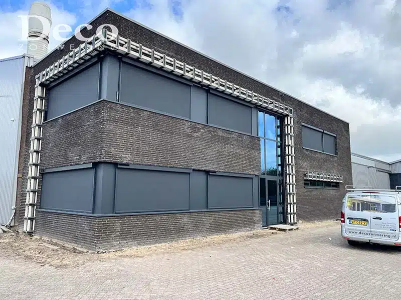Deco Zonwering plaats screens bij kantoorpand Heeswijk-Dinther