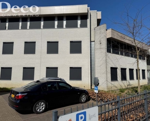 ons-welzijn-oss-zonwering Kantoorpand Ons Welzijn met solar screen in Oss door Deco Zonwering