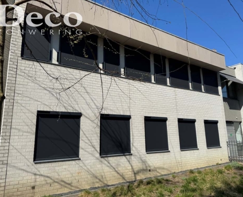 zonwering-kantoorpand-oss Windvaste Heraol screens met Somfy zonnepaneel in Oss, geleverd door Deco Zonwering uit Heesch.