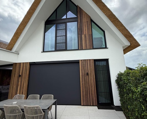 Heroal-screen-Somfy-Solar-RS100 Draadloze Heroal screens met Somfy Solar RS100 IO technologie geïntegreerd in het strakke gevelontwerp van een eigentijdse woning.