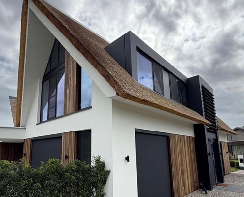 moderne-architectuur-woning-zonwering Bediening van Heroal solar screens via afstandsbediening en smart home-integratie voor maximaal comfort.