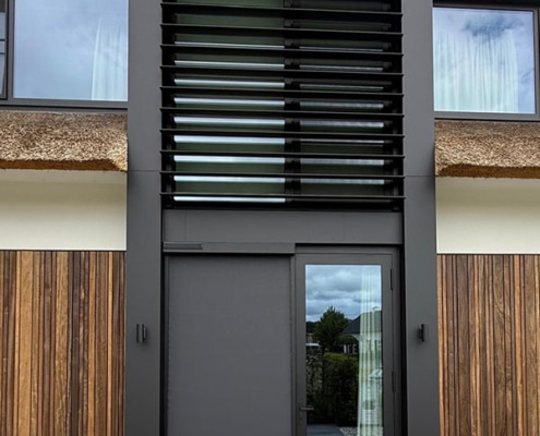 windvast-zonnescherm-modern-huis-heesch Moderne nieuwbouwwoning met Heroal zonwering die zorgt voor optimale zonregulatie zonder zichtbare bedrading.
