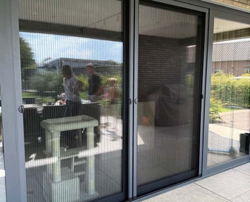 Plissefit-hordeur-Unilux-heesch Plissefit hordeur Unilux in schuifpui RAL 7016 structuurlak met zwart gaas insectenbescherming Heesch