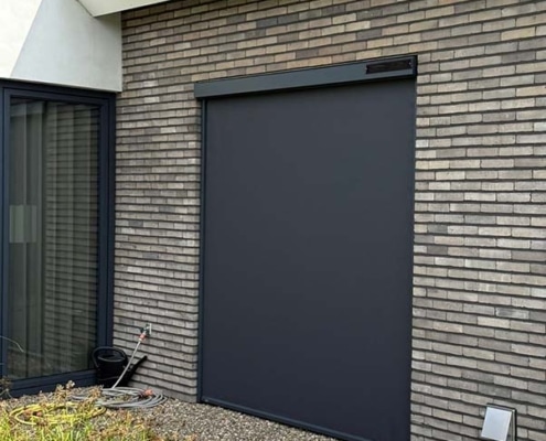 Windvaste-Solar-screen-heesch Windvaste solar screen By Michel met Somfy motor RAL 7016 antraciet en donker doek Heesch