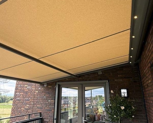 Plaza Viva overkapping met geïntegreerde LED verlichting en warme doekkleur op penthouse dakterras