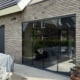 Glazen schuifwand met donker getint glas 10mm op modern terras Heesch voor windscherming en privacy