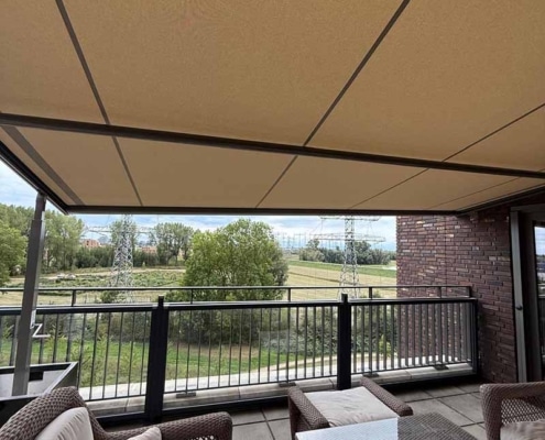 Onderaanzicht Plaza Viva doek overkapping met uitzicht over Nijmegen landschap vanaf penthouse terras