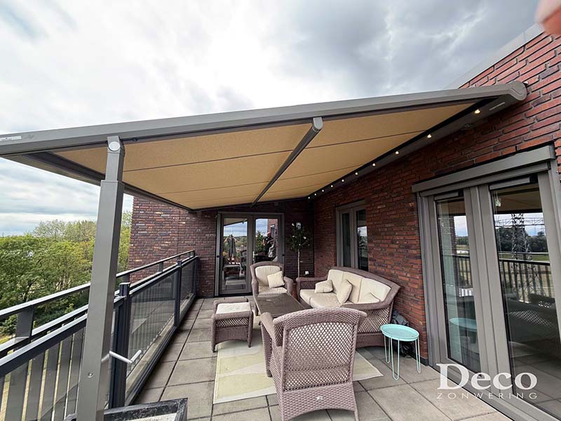 Plaza Viva terrasoverkapping op penthouse dakterras 5e verdieping Nijmegen met RAL 7039 kleur en warm doek