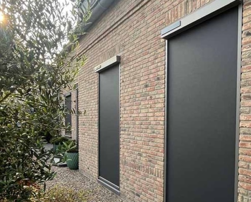 Heroal-Solar-Somfy-screen-Deco Twee grote Heroal windvaste screens in antraciet RAL 7039 met Somfy Solar motor aan achterzijde woning