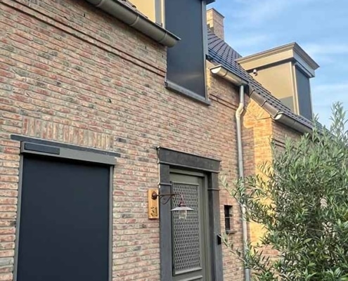 Heroal-solar-somfy-deco-zonwering-schijndel Voorgevel met Heroal mini e RS38 rolluiken en screens in RAL 7039 structuur bij woning Schijndel