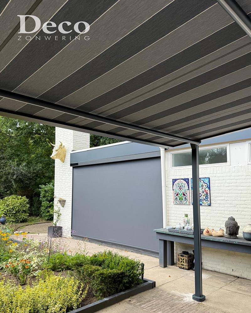 brustor-b128-pergola-grijs-gestreept-deco-zonwering terrasoverkapping met doek en somfy screens, beide in stijlvol antraciet