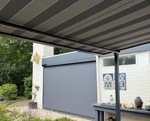 brustor-b128-pergola-grijs-gestreept-deco-zonwering Brustor B128 pergola met grijs gestreept doek – terrasoverkapping door Deco Zonwering