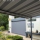 Brustor B128 pergola met grijs gestreept doek – terrasoverkapping door Deco Zonwering