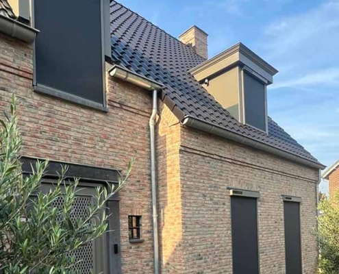 heroal-somfy-rolluik-screen-schijndel Dakkapel met Heroal windvaste screens in RAL 7039 met Somfy Solar motor, geplaatst door Deco Zonwering