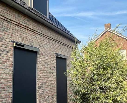 rolluiken-schijndel-zonwering Moderne woning Schijndel met Heroal screen op dakkapel en rolluiken in RAL 7039 grijs