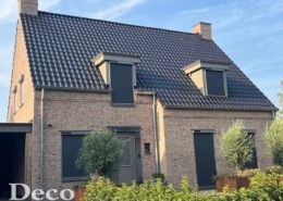 Voorzijde woning met twee dakkapellen uitgerust met Heroal windvaste screens RAL 7039 Schijndel