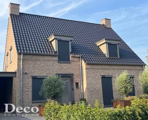 schijndel-rolluiken-solar Voorzijde woning met twee dakkapellen uitgerust met Heroal windvaste screens RAL 7039 Schijndel