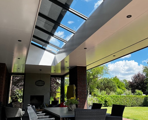 Screens gedeeltelijk uitgeschoven - zichtbaar effect op lichtinval Stobag Arnex verandazonwering half gesloten onder lichtstraat filtert zonlicht en vermindert warmte