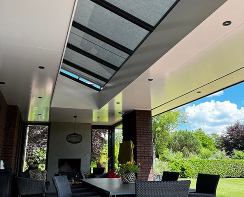 Screens volledig uitgeschoven - maximale zonwering en schaduw Volledig gesloten lichtstraat zonwering met grijs doek zorgt voor aangename schaduw onder overkapping