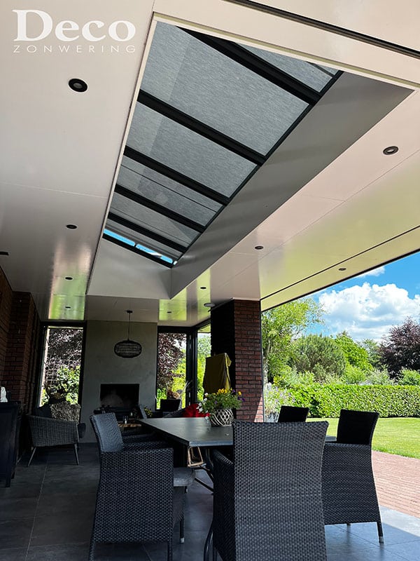 Screens volledig uitgeschoven - maximale zonwering en schaduw Volledig gesloten lichtstraat zonwering met grijs doek zorgt voor aangename schaduw onder overkapping