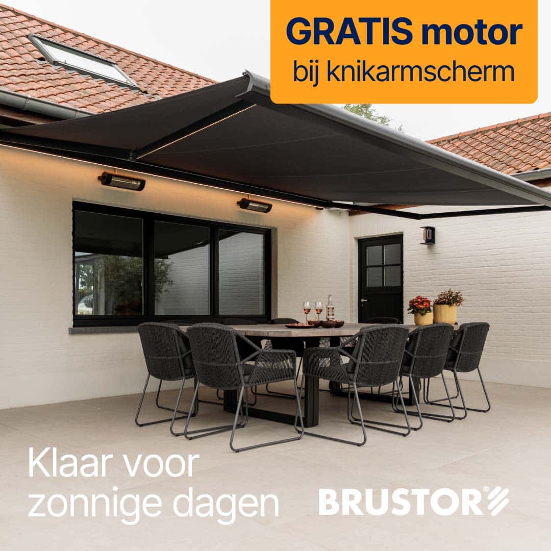 brustor-gratis-motor-knikarmscherm-actie Brustor knikarmscherm boven terras met tuinset — lenteactie: gratis Somfy motor t.w.v. €320,- bij aankoop, geldig t/m 31 mei 2026