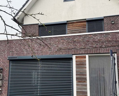 Antraciete Bubendorff solar jaloezie rolluiken gemonteerd op de begane grond en verdieping van een woning in Heumen