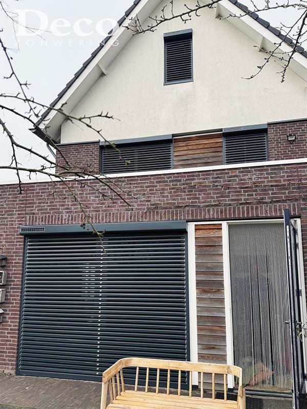 Antraciete Bubendorff solar jaloezie rolluiken gemonteerd op de begane grond en verdieping van een woning in Heumen