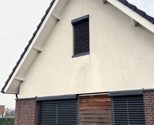 antraciete Bubendorff solar jaloezie rolluiken op meerdere verdiepingen van een woning in Heumen